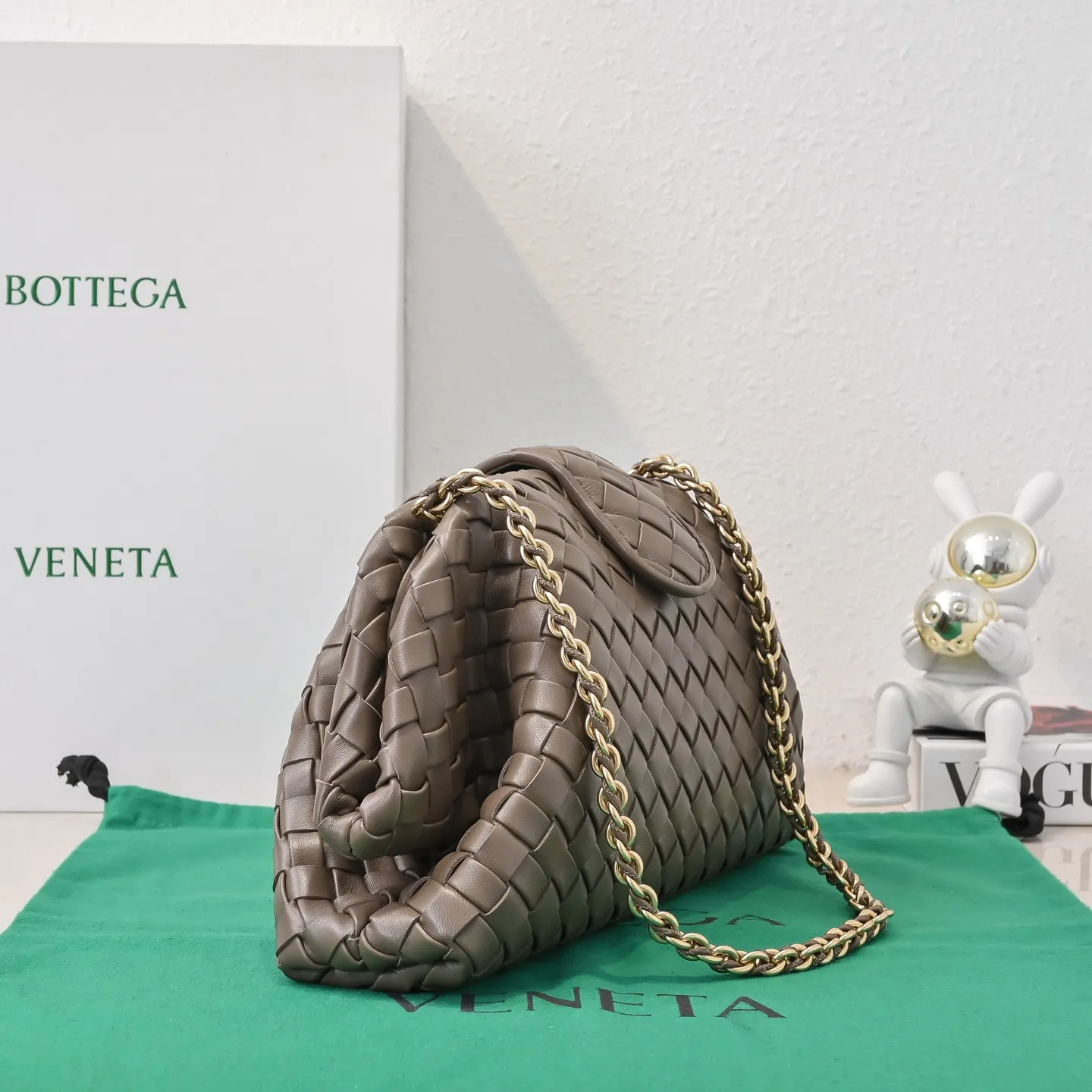 Batch 2260 Bitters Venetia 2024 summer series brings Lauren 1980 handbags back to the public eye. The design of the bag is inspired by ancient Roman architecture. It uses the brand's iconic Intrecciato lambskin woven bag body with a hard frame. No logo can be seen on the whole bag. It is equipped with a leather woven metal chain. When using it as a clutch, just put the chain directly in the bag ~ showing an elegant and timeless style. Decades later, when Lauren Hutton once again walked on the Bottega Venetia spring and summer show with this bag, the charm of the year still remains intact despite the passage of time. Size: 31.5*16.5*11 Style No.: 5807